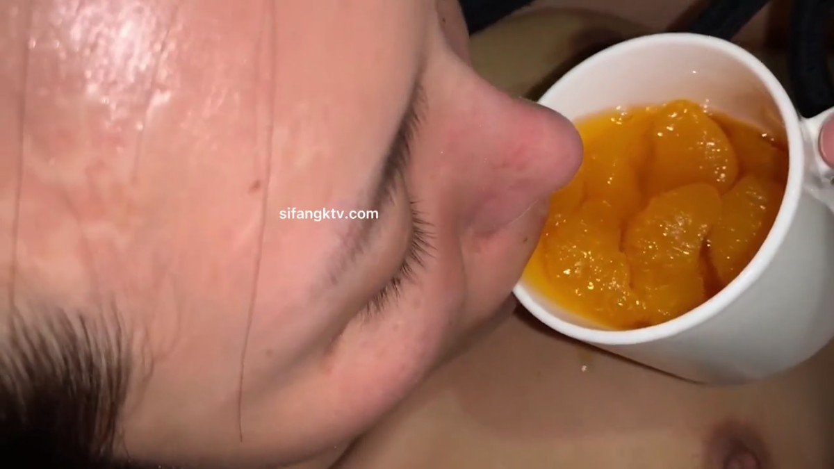 【终极调教】露脸阴环骚母狗SM菊花极端开发注射罐头水加棒棒糖再加跳跳糖再用鸭嘴器振动棒刺激B喷出来再喝了1080P高清原版