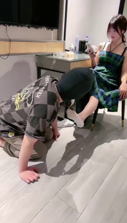 套路直播〖娇娇〗脚踩 咀嚼物 踩踏 闻舔船袜，多种刺激玩法SM调教，猎奇极品.