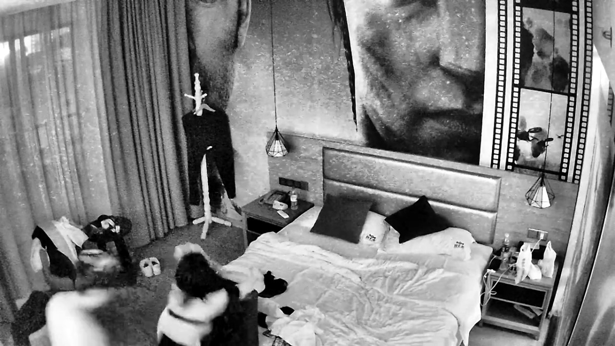 艺术酒店真实偸拍大学生情侣开房激情造爱，四眼男不帅还肥可艳福不浅，漂亮女友身材极品波大肤白还玩SM各种爆肏