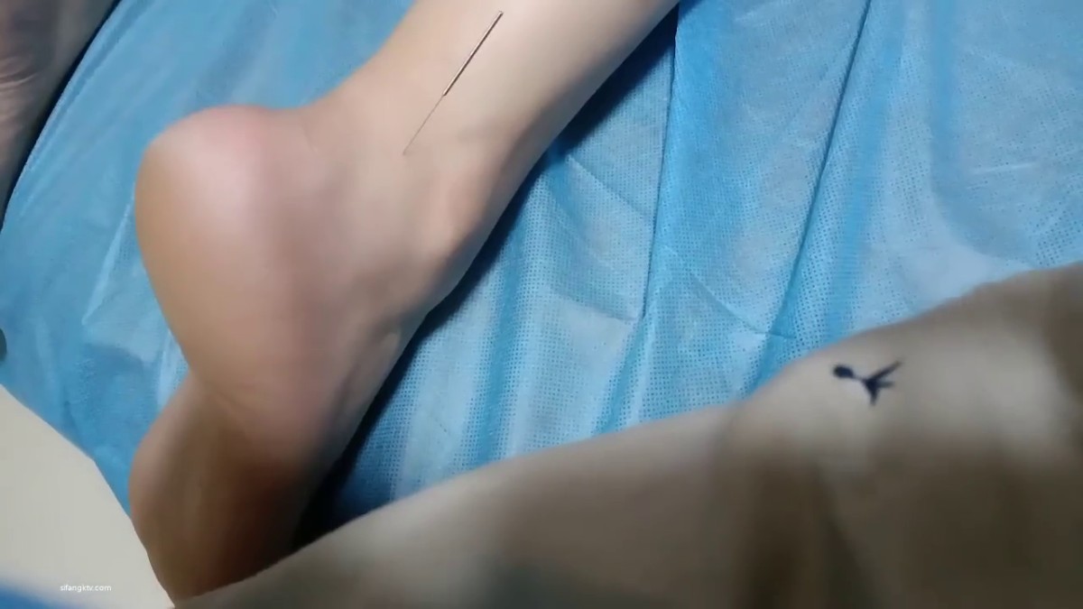 重磅！看完这【有想去学按摩的想法】中医调理SPA会所，白皙妹子客户带美腿表妹做调理，当天正经调理，第二天来就蹭进去1