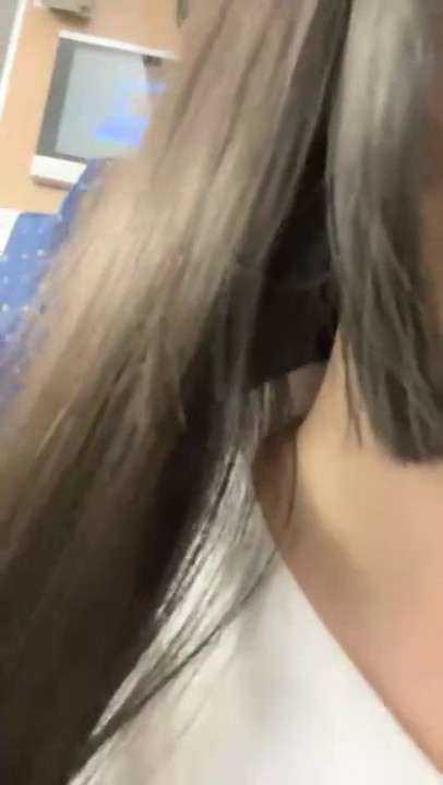 很有看点小萝莉【吃一口小布丁】，从高铁厕所，到火锅店，SPA店，酒店，到处露出挑战，粉嫩少女吃一口小布丁