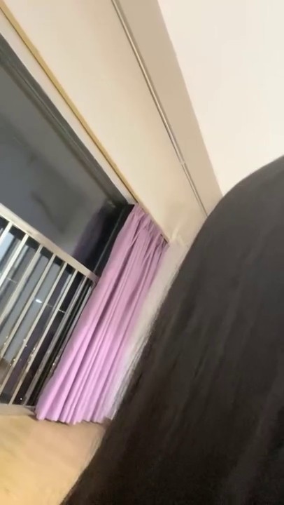 很有看点小萝莉从高铁厕所，到火锅店，SPA店，酒店，露出，粉嫩少女吃一口小布丁