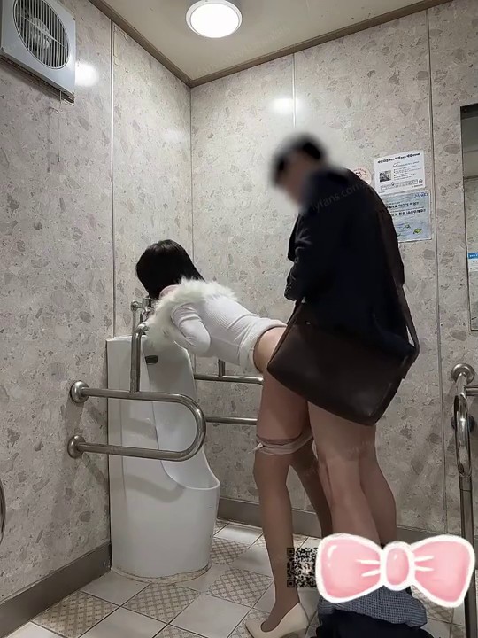 明星颜值反差女神〖sunwall〗地铁里的小荡妇勾引陌生人洗手间偷偷打炮，不敢出声紧张刺激！