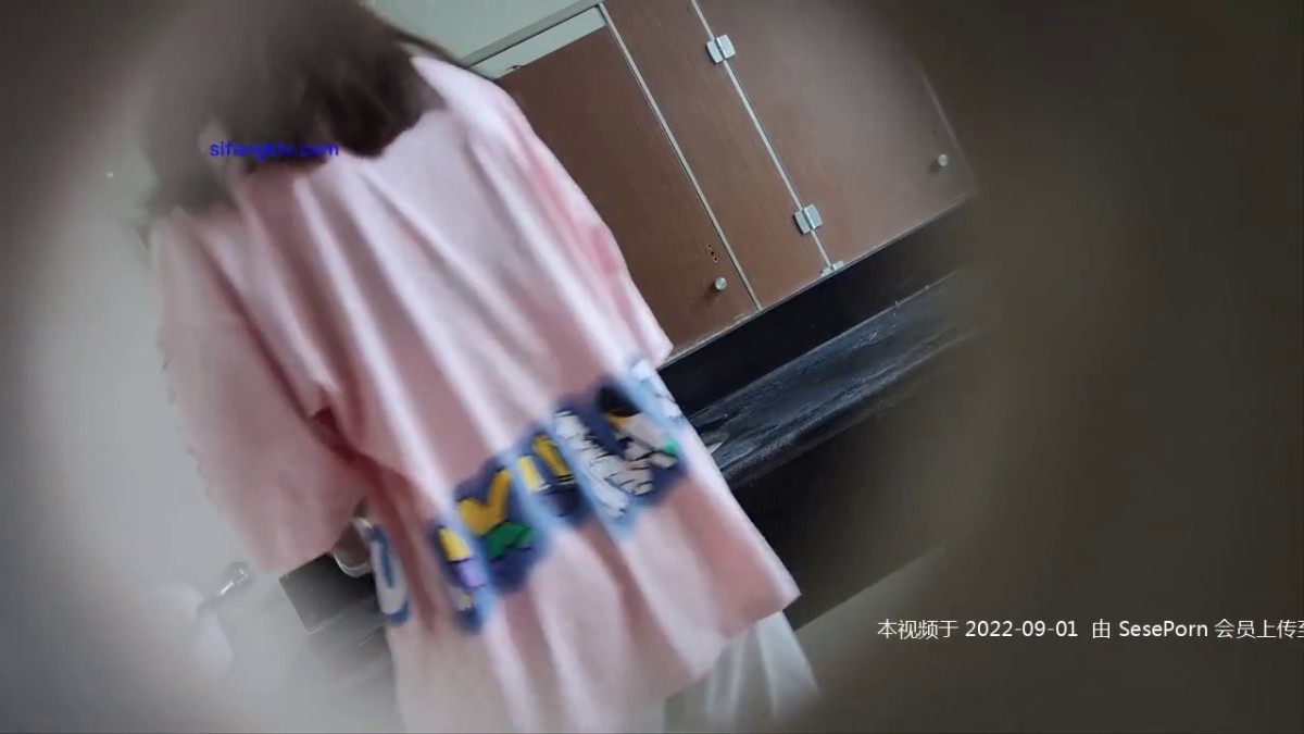 大神潜入高校女厕偷拍 粉红大T恤美女的小黑鲍