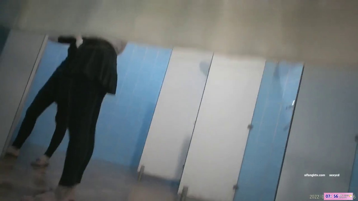 九月最新流出全网独家首发 偷拍大神潜入国内某水上乐园TP各种美女浴室换衣洗澡2-6