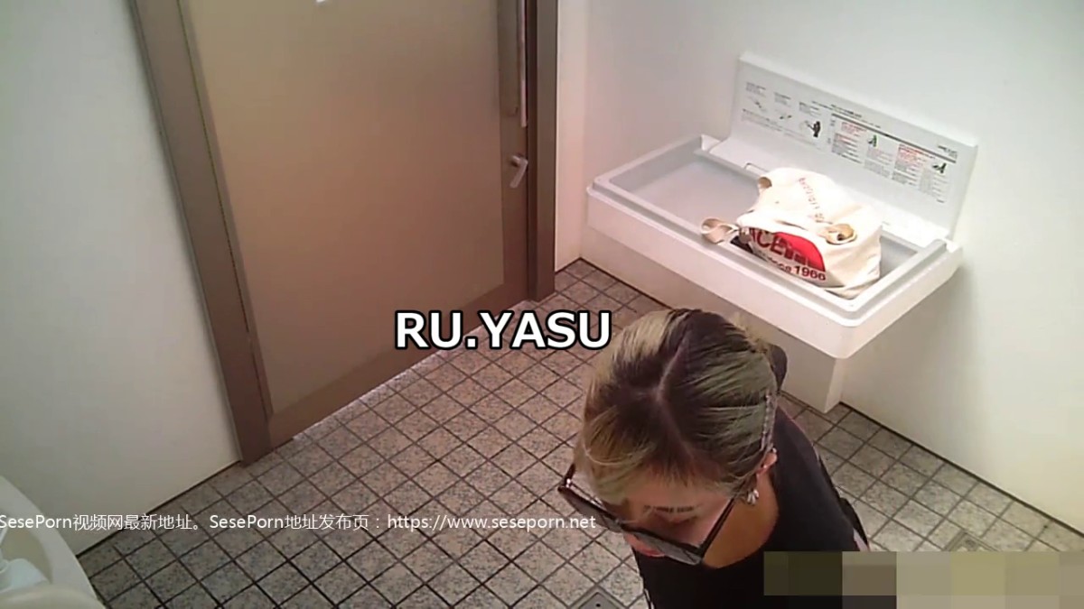 【精品TP】外站盗摄流出  某泳池更衣室偷窥美女更换内衣乳贴的全程记录