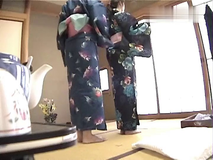 【精品TP】外站盗摄流出 隐藏摄像头偷窥试穿和服的极品美女 三角区浓郁逼毛很是性感