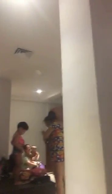 大胆女顾客国内某大型室内温泉酒店暗藏录像机TP女宾更衣间内部春色妹子真勇敢