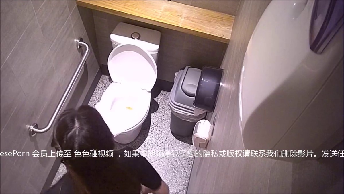 TW厕拍大神(野狼新设备系列015）潜入高校女厕偷拍花短裙小妹竟然是个白虎7