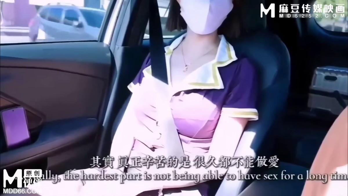 麻豆映画传媒x三只狼 SZL-016 在机场迷路遇到了热心的空姐帮忙带路 但没想到空姐竟是淫贱骚货.