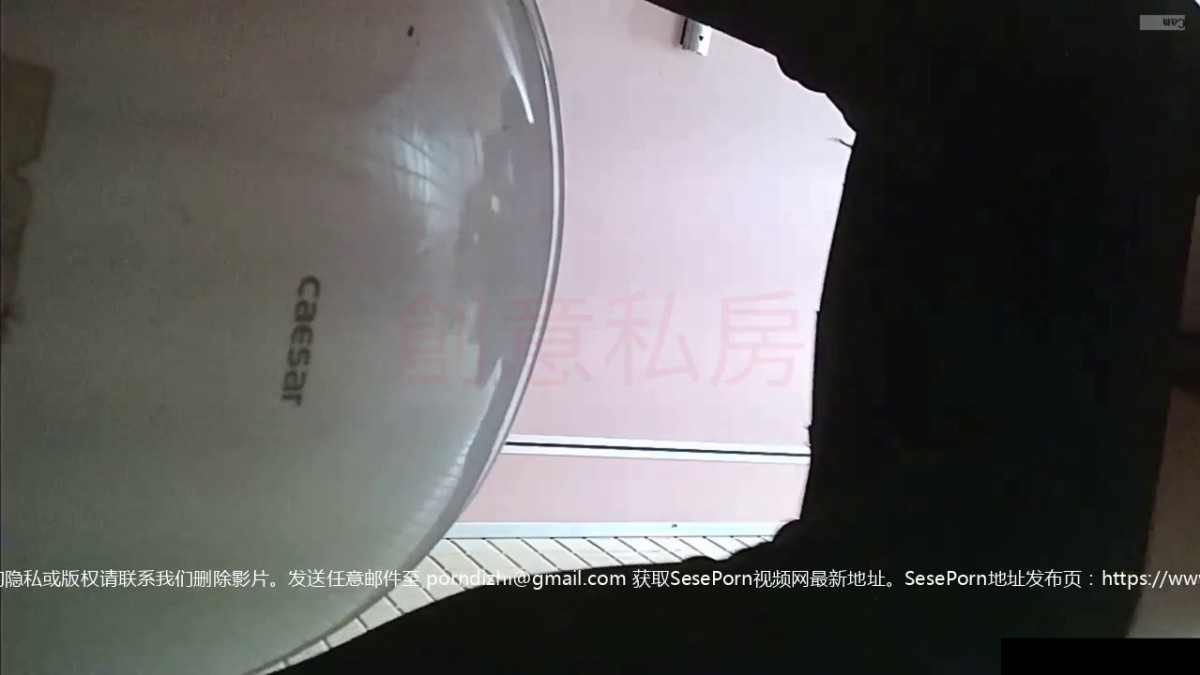 近水楼台先得月第五期！厕拍达人女厕偸拍校内研究生女同学方便多角度~附生活照-陳X君