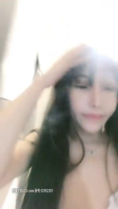 蜜汁少女yomi苗条身材网红妹子啪啪，特写口交上位骑坐自己动快速抽插