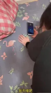 打电话偷情老公问“孩呢？孩在外看动漫片”