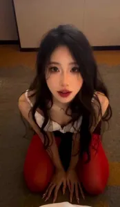 02年大四的骚母狗想一辈子都能吃我的大鸡巴，每天都要吃我精液才能睡