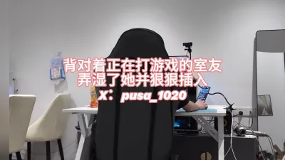 在室友背后偷情短发美女，按着她后入却不敢出声怕被发现