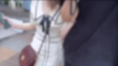 和小姐姐逛街开心了！被大学生兄弟们多人轮操内射