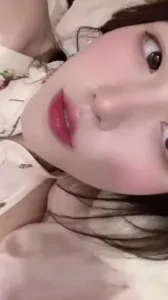 明明知道我在陪女朋友 还一直发自慰视频给我 让我快点回去操她