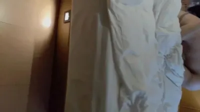 坐在床边看陌生男人3p妻子