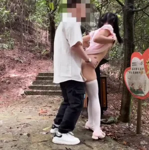 户外公园野战后入白丝双马尾母狗