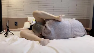 女主人逼逼痒，让狗奴钻进丝袜里给主人舔逼止痒！舔得主人好爽！