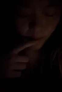 【章哥经典】又嫩又听话的女大在宿舍床上拿着小夜灯照小穴给主人看