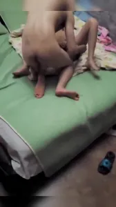 老公在旁坐着撸管，单男无套内射老婆。