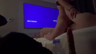 177巨乳细腰女友女上位第二弹，超级会摇。