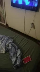 大奶人妻母狗，去她家里卧室偷情肛交，叫声特别大，对白精彩