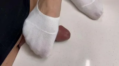 把狗鸡巴放在桌上被主人的棉袜嫩足踩着玩，这都被踩射精你可真是贱啊