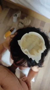 伺奴，给主口交，头顶着烟灰缸