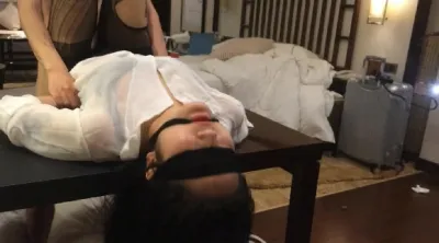 捆绑完整版按在桌子上猛干15分钟一直叫疼 猛干，娇喘不断