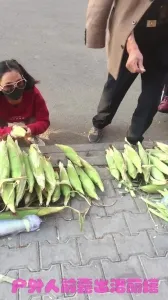 岔开腿露B买玉米无内露出