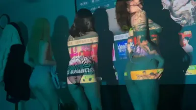 三个大美女的露脸全裸蹦迪