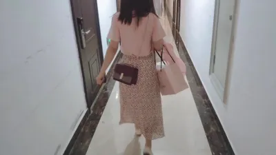 偷情公司人事助理，进门就吃鸡巴，鲜嫩多汁蜜桃臀，