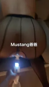 母狗说被楼下看光啦，baba，想被楼下的操