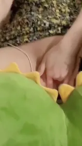 骚货老婆第一次和游戏cp视频自慰 有些放不开