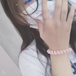 00后小母狗真空逛街，想看里面的，私我