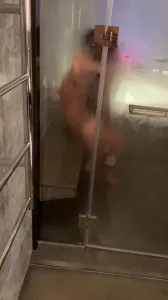 老婆和单男在浴室