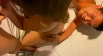 海归高颜值小夫妻第一次3p 老婆身材极品 单男馋的主动钻到胯下舔逼