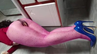 [原创] 熟女阿姨丝袜高跟诱惑小鲜肉 等你们的大鸡巴从后面插进来28秒日期验证