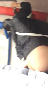 老式居民楼操母狗 撅起屁股自己动