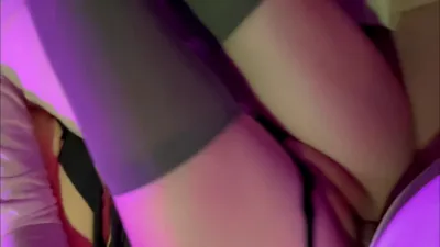 年轻模特用道具自慰，从后面被猛烈插入