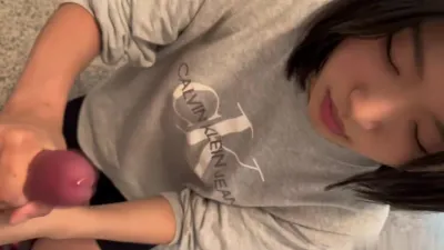 楼道迫不及待吃鸡吧！口爆吞精全部吃掉大二学姐